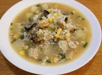 step6: 湯飯又可以食多d菜少d飯但又好飽肚一碗過，
蔬菜同飯都充滿蠔肉的鮮甜，湯頭濃郁，
飯粒口感吾會太淋保持完整，
快d來煮下，食過您就知，
多多指教♡