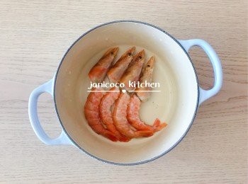 step3: 大蝦挑腸和處理乾淨，剪掉蝦頭和蝦尾的刺。蝦眼也可剪掉，避免影響味道。