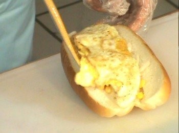 step3: 荷包蛋放入大亨堡皮上