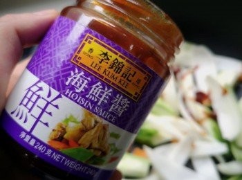 step3: 在差不多熟的時候加入李錦記海鮮醬調味，然後小炒幾下就可以上碟了。