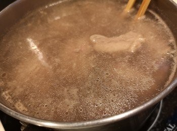 step2: 牛肋腩先汆水，之後用醃料醃半小時以上。