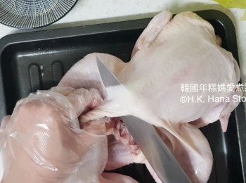 step7: 在雞的左右這個位置刺一小刀
(詳細做法請觀看我的影片)