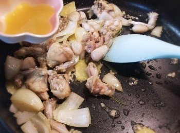 step7: 再倒入共一湯匙的薑汁和酒。