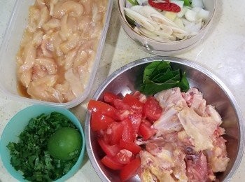 step1: Cline首先準備雞肉先，
將半隻雞除去雞皮起雞肉+雞骨備用，
將<a href="https://bit.ly/3EZL8dD" target="_blank" data-keyword="雞胸" class="guide-link"><strong>雞胸</strong></a> <span style="display:inline-block;vertical-align:middle;margin-top:-3px;color:initial;border-radius:3px;padding:2px 3px;font-size:12px;line-height:14px;background:#87d300;color:#fff;">即買</span> 肉切成柳條，再加埋頭先起的雞肉，
加入豉油+糖+生粉+麻油+酒一齊調味備用，
跟住將蒜頭+乾蔥+香茅+檸檬葉切小片，
小紅椒去籽切片，蕃茄切粒，草菇+粟米芯+茄子切成件，
芫荽切碎備用