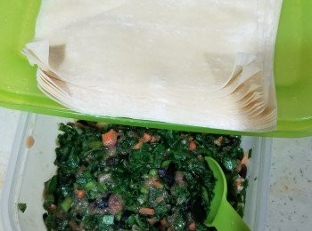 step2: 再準備雲吞餡料，
將用豉油+糖+鹽+麻油+生粉+胡椒粉醃左豬肉碎，
羽衣甘藍+黑木耳+甘筍切碎加落去搞暈佢，
雪藏大約15分鐘備用，