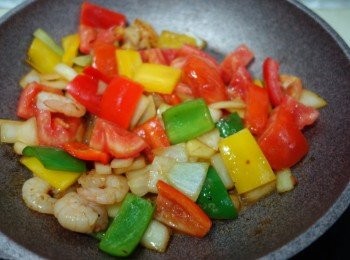 step4: 開始煮錦鹵雲吞醬汁，
先大火炒熟洋蔥+蕃茄+3色椒+蝦肉，