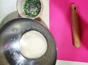 step4: 準備煎蔥油芝麻手抓餅前，先準備蔥油先，
將少少五香粉+蔥花+芝麻+1茶匙麵粉+煮到100度的油搞暈就功得，