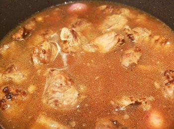 step7: 加入熱水，熱水剛蓋過牛肋腩，加冰糖和1茶匙生抽。