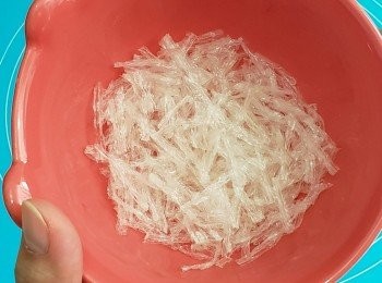 step2: 將大菜絲切成小段，用清水浸30分鐘，瀝水備用。