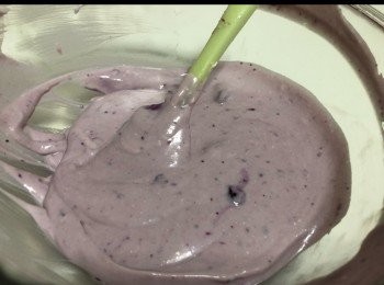 step3: 做法：
1/Cream cheese 放軟加糖 打至幻滑
2/加入藍莓乳酪攪拌好
3/加入檸檬汁 魚膠溶液攪拌好
4/加入打至6-7成 淡忌廉 
5/ 加入1/3藍莓醬 （如做兩色）