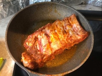 step4: 預熱焗爐150度，跟着煎封豬仔骨（大火每邊約45秒）