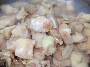 step1: 急凍雞軟骨解凍後... 放入已加米酒的滾水中汆水三分鐘！