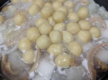 step5: 加入已氽水的魷魚、豬皮略煮... 最後加入魚蛋煮熟... 盛起放涼！