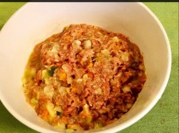 step4: 將牛肉碎及所有配料及調味料攪勻後備用。