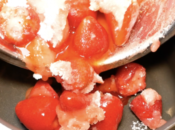 step3: 浸漬期間草莓會慢慢的出水，時間到後，全部放入鍋中。
※草莓會自己出水，所以千萬不要加水喔！