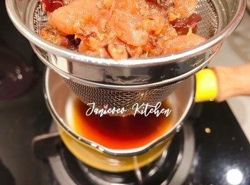 step10: 食用時把蓮藕切片，將過濾好的蜜汁倒在蓮藕片上。