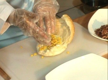 step2: 剪開漢堡皮擠上沙拉再放入切絲的洋蔥及玉米