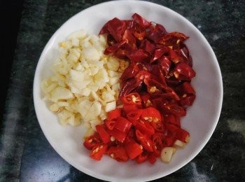 step2: <span class="group_2">配料</span>切碎備用。