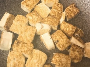 step2: 落油熱鑊，將豆腐粒煎至金黃色。盛起在碟上排好。