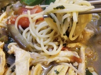 step7: 酸酸甜甜吾辣但有辣椒香的多多料冬蔭湯意粉，
一碗過快快煮快快脆就清碗，
大家都快d試下煮，多多指教♡