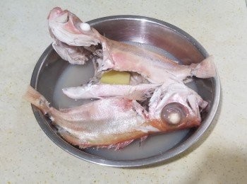 step1: 首先將薑片放在大眼雞肚內，
大火水滾蒸10分鐘，
魚待放涼，魚汁留起備用，
再將秋葵烚熟隔水備用，