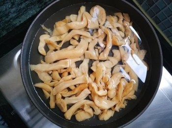 step1: 將菜脯洗乾淨，浸10分鐘。