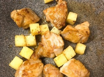 step4: （把<span class="group_4">裝飾</span>用的馬鈴薯小方塊也一起煎至金黃）