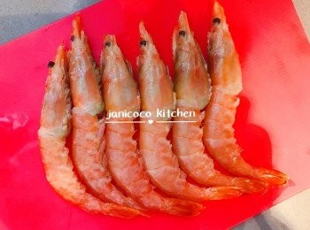 step2: 海鮮可用鹽和胡椒醃好備用。