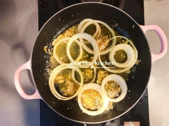 step4: 加入洋葱和蒜蓉煎香及煎至金黃色焦糖化。