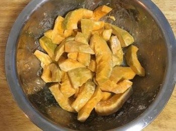 step4: 抓勻；同時小平底鍋放入2碗油，開火加熱到約150度左右（筷子沾濕後放入油中過幾秒才開始冒小泡泡的程度）