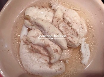 step2: 把雞柳隔水蒸至全熟，將蒸雞柳的汁倒入另一個煲內煲水。