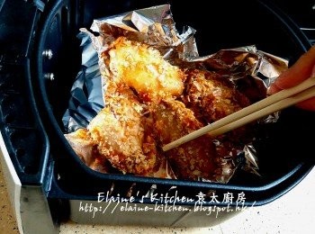 step10: 8分鐘後將<a href="https://bit.ly/3zHU5V3" target="_blank" data-keyword="雞中翼" class="guide-link"><strong>雞中翼</strong></a> <span style="display:inline-block;vertical-align:middle;margin-top:-3px;color:initial;border-radius:3px;padding:2px 3px;font-size:12px;line-height:14px;background:#87d300;color:#fff;">即買</span> 反轉(雞肉向下)