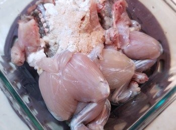 step1: 田雞先用生粉和鹽抓洗乾淨。