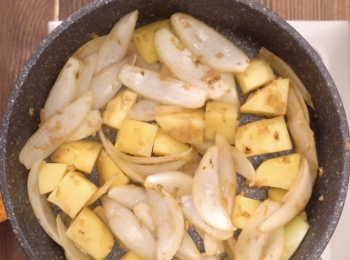step3: 熱鑊下油，大火爆香乾蔥，加入洋蔥條，炒至金黃; 加入薯仔粒煎至金黃