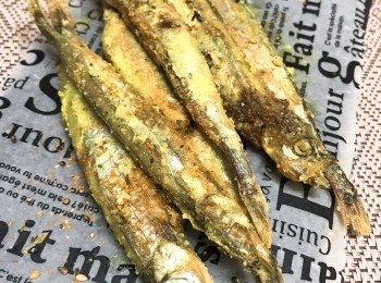 step5: 只需幾分鐘，你美的薑黃<a href="https://cook1cook.com/shop/item/741?utm_source=cook1cook&utm_medium=recipeingredients&utm_campaign=o" target="_blank" data-keyword="多春魚" class="guide-link"><strong>多春魚</strong></a> <span style="display:inline-block;vertical-align:middle;margin-top:-3px;color:initial;border-radius:3px;padding:2px 3px;font-size:12px;line-height:14px;background:#87d300;color:#fff;">即買</span> 可以上枱享用了。