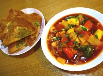 step10: 脆卜卜雲吞配酸甜醬真係好好味，
雲吞餡料用左羽衣甘藍+黑木耳+甘筍又健康，
好似細果時係酒樓食的錦鹵雲吞，
估吾到係屋企都輕鬆煮到，