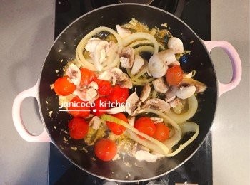 step6: 加入蕃茄和蘑菇炒香，這時候會出水，與白酒溶在一起，成為高湯。加入番紅花水、甜椒粉、雞汁、魚露、鹽、牛油拌勻。