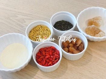 step1: 準備好所有材料，杞子、桂花、龍眼、茶葉簡單用水清洗一下。
