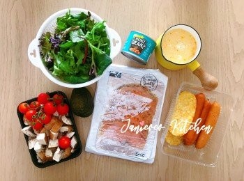 step1: 大啡菇處理乾淨並用調味料醃5分鐘．