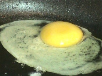 step1: 先煎一顆荷包蛋