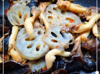 step3: 當菇炒的差不多可以加入其它<span class="group_1">食材</span>下去，然後炒多幾次