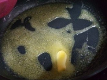 step1: 將無鹽牛油放入平底鍋中，細火煮至牛油溶化