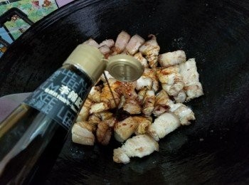 step3: 倒入豬腩肉、煎至兩面呈金黃至豬肉出油，盛起多於的豬油、落冰糖、倒入李錦記秘製紅燒汁