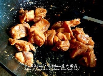 step4: 燒紅鑊 , 放入<a href="https://bit.ly/2ZxapeY" target="_blank" data-keyword="雞扒" class="guide-link"><strong>雞扒</strong></a> <span style="display:inline-block;vertical-align:middle;margin-top:-3px;color:initial;border-radius:3px;padding:2px 3px;font-size:12px;line-height:14px;background:#87d300;color:#fff;">即買</span> 肉爆香至八成熟後先盛起