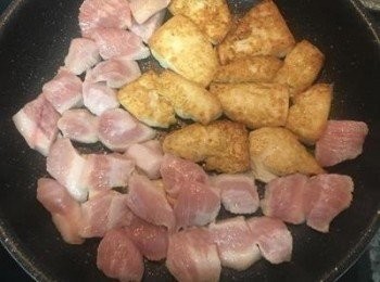 step5: 放入松阪豬肉一起煎上色；