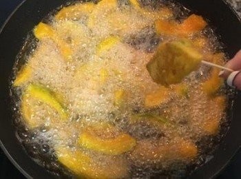 step6: 炸到鬆軟，顏色呈鮮黃；