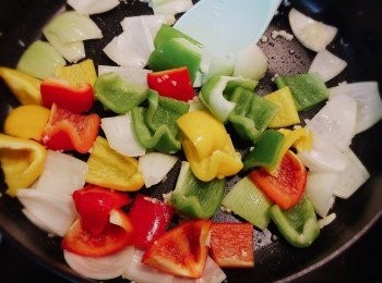 step7: 加入三色椒續炒。