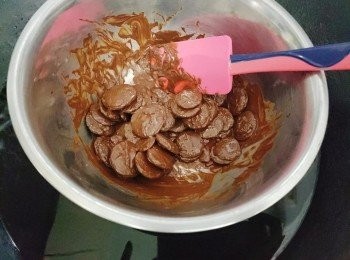 step2: 朱古力鈕坐約70度熱水溶化