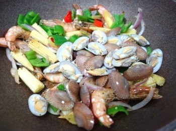 step7: 加埋蜆+少少酒落鑊繼續炒，