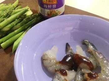 step1: 洗好盧筍,蝦仁沖水，加入李錦記海鮮醬